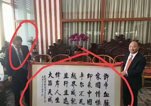 这都不算藏头诗！就是为了拍马屁而写的四字短语合集！藏头诗最少要五言诗！这可能超过