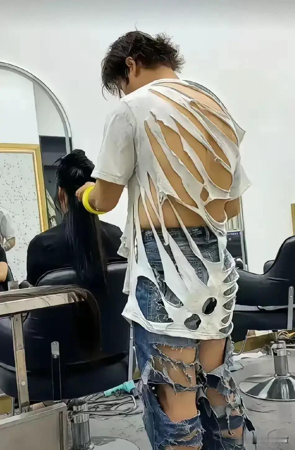 就这破玩意儿，还真有人穿。不是在家里穿，还是在大庭广众之下穿。
据说，这还是牌子