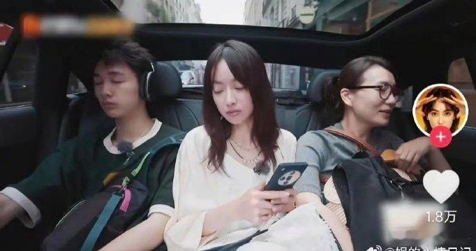 这个弟弟有点不懂事啊[允悲]看把姐姐挤的 