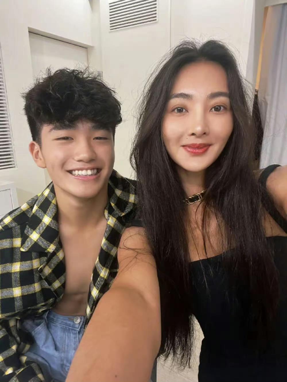 曹格17岁的儿子Joe最近因恋情引发关注，女友还挺美的呢？如今的他不仅个子高挑，