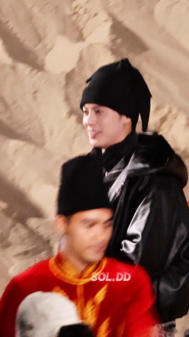 黄子韬对王鹤棣说了什么王鹤棣黄子韬他逃他追笑不活了！黄子韬不知道说了什么，王鹤棣