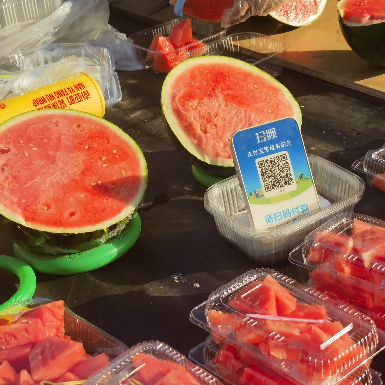 武汉街头农历二月卖西瓜🍉!真是闻所未闻，无奇不有!不论斤卖，按盒卖，一盒十元!