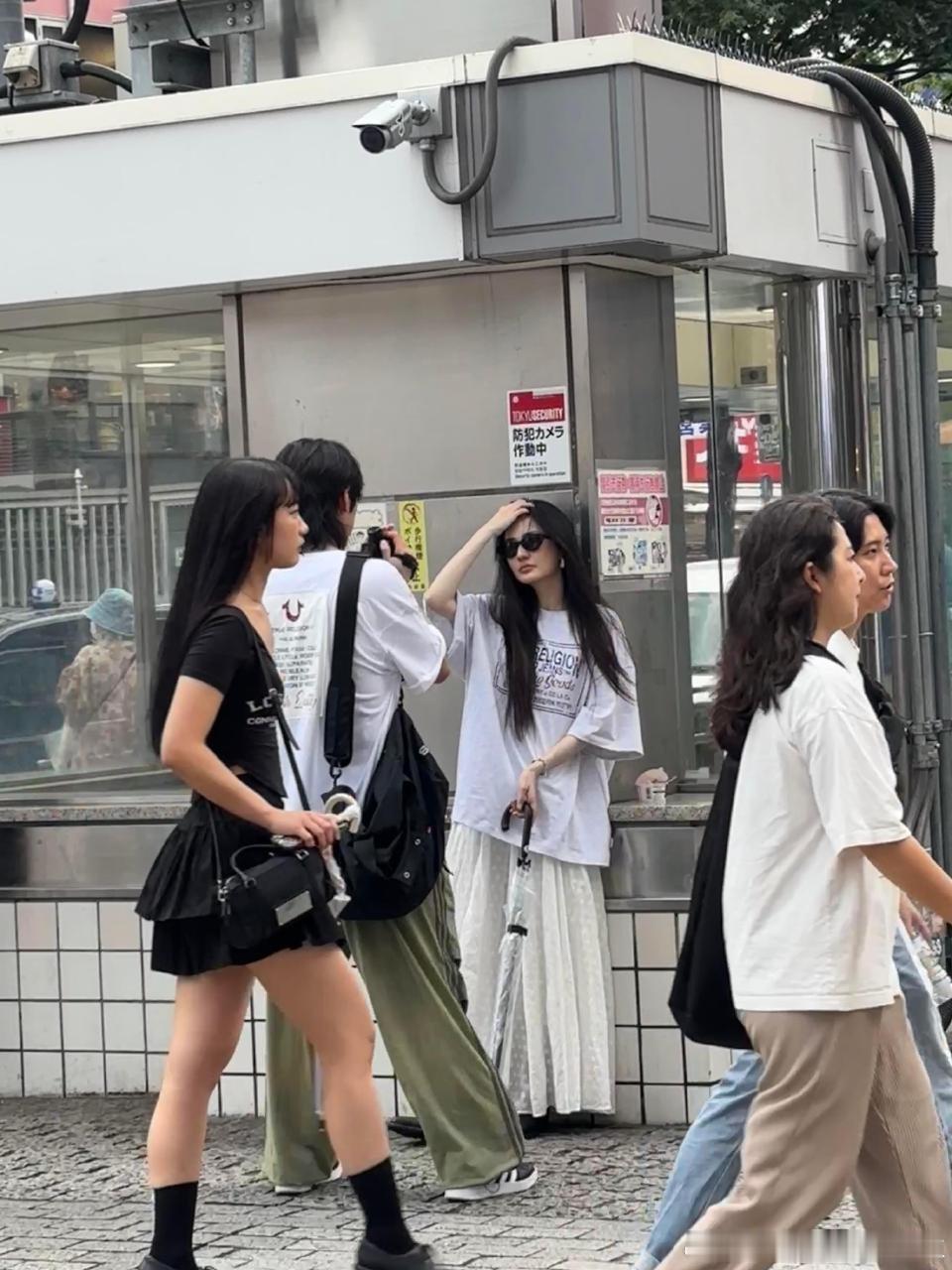 #徐璐吴崇轩同游日本# 徐璐吴崇轩同游日本，他俩3月份不是就被拍到了吗？看样子是