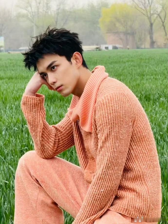 #吴磊受伤了##吴磊工作室致歉#  吴磊今日不慎受伤，目前正在剧组休养中；三石弟