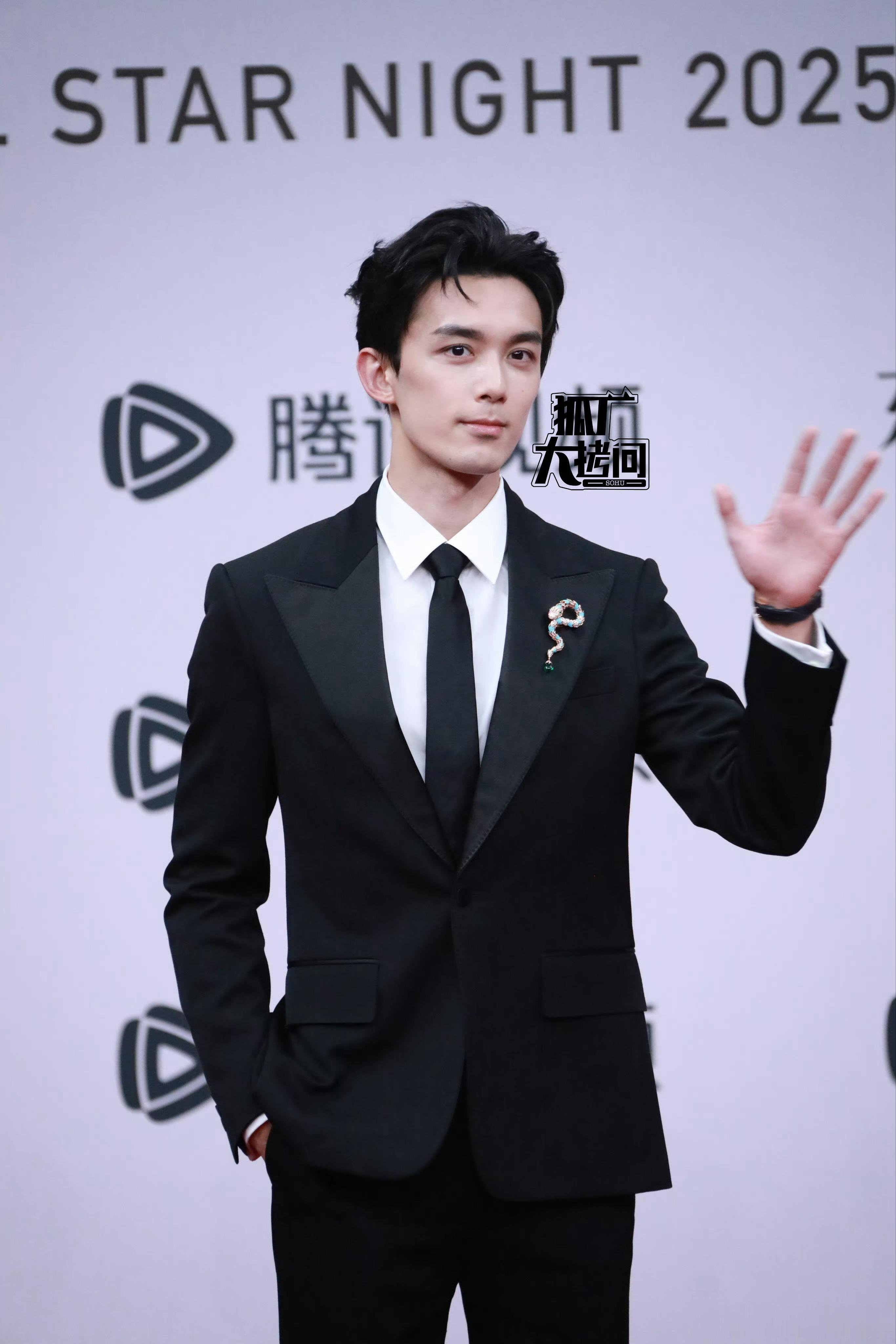 吴磊｜腾讯视频星光大赏 吴磊身着BURBERRY特别定制西服套装，搭配BVLGA