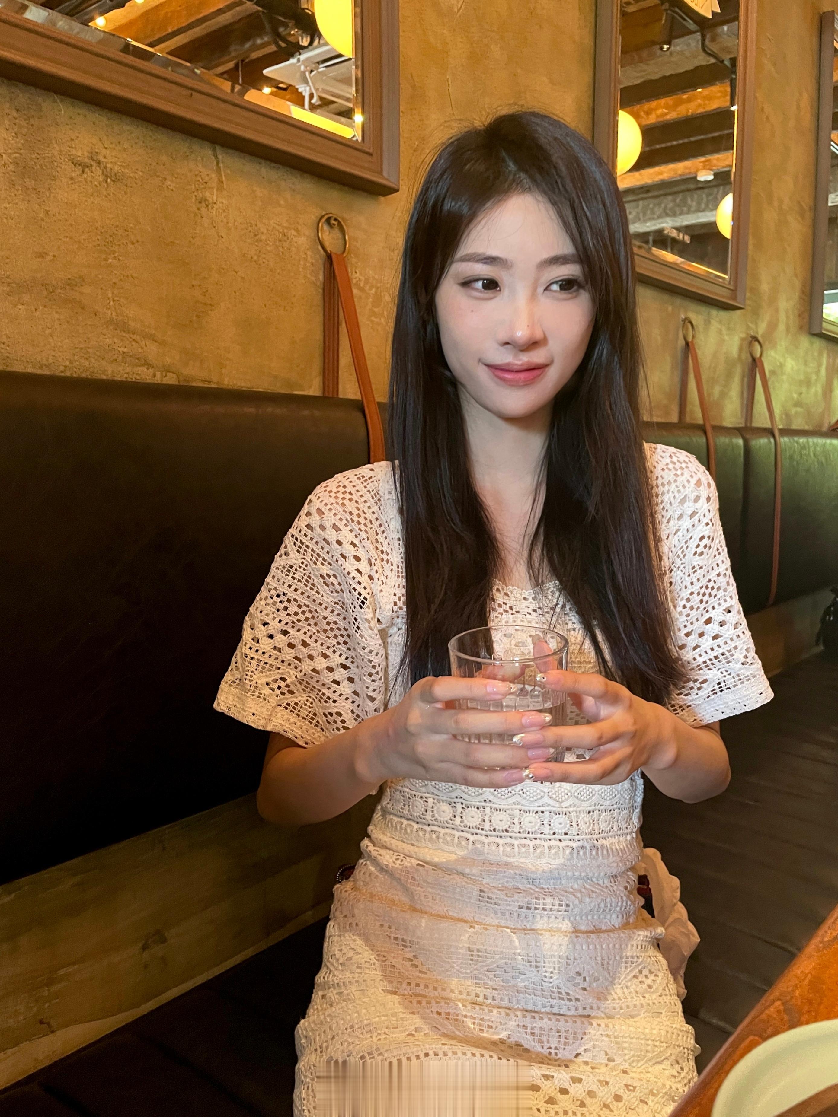🤍🖤太喜欢放假的自由感啦生活松弛起来感觉心情会舒畅好多但是……依旧无法躺着摆
