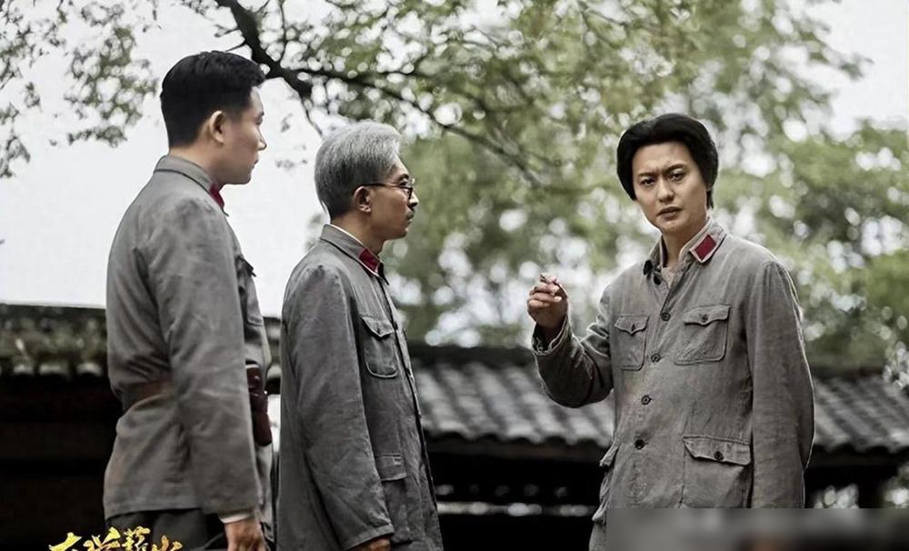 发现没？

当年看候京健版的毛主席，最深的印象就是那支烟。开会时点上，思考时夹着