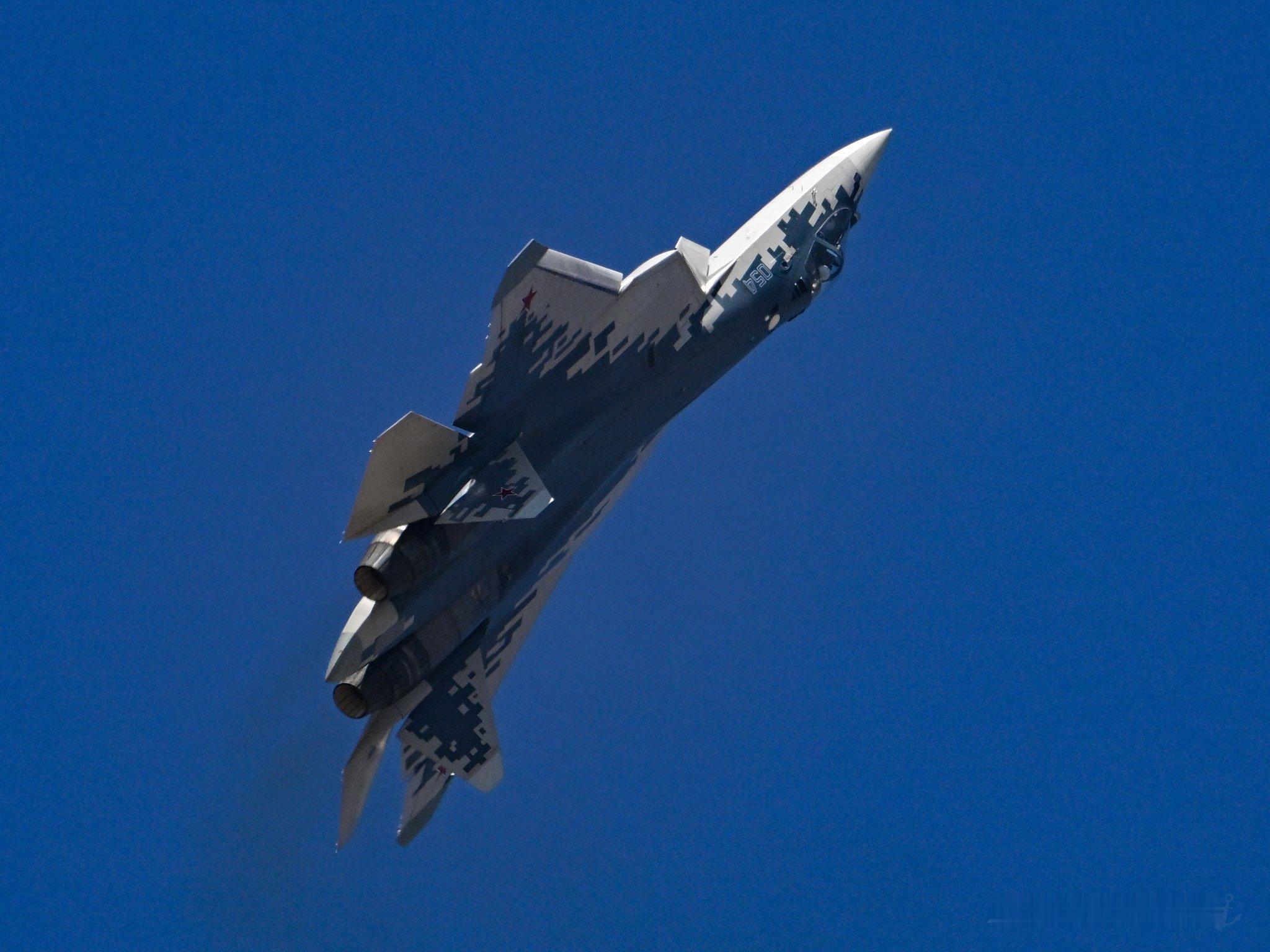 迪拜航展上的Su-57 