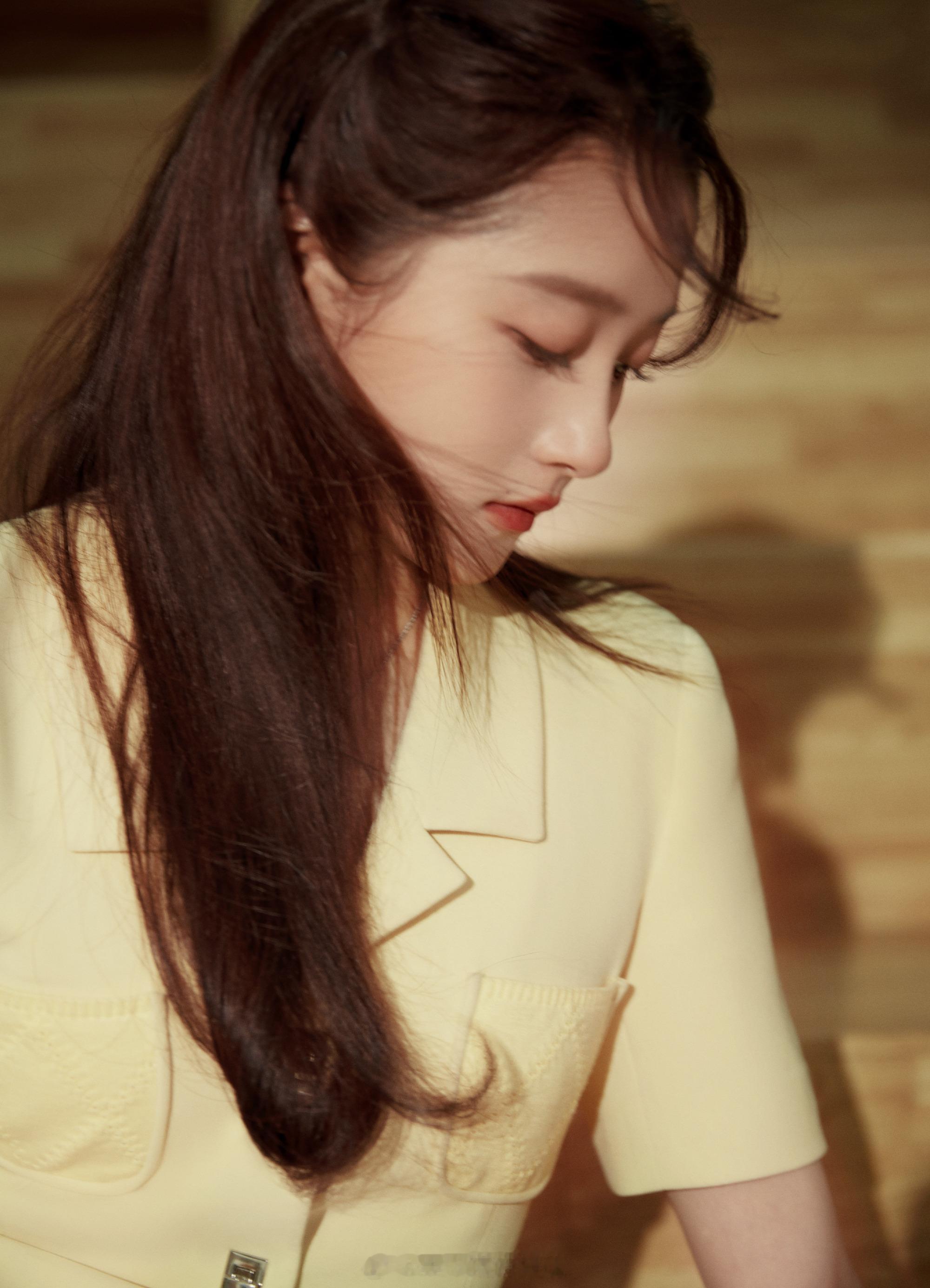 关晓彤米色套装裙写真 