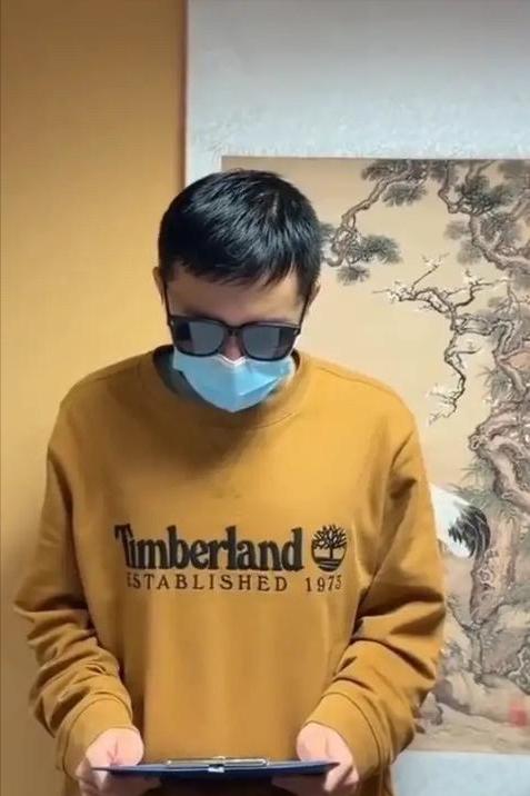 陈宇昕的道歉视频，你注意到他穿的衣服了吗？颜色是不是特别像二战时日本军服。而且是