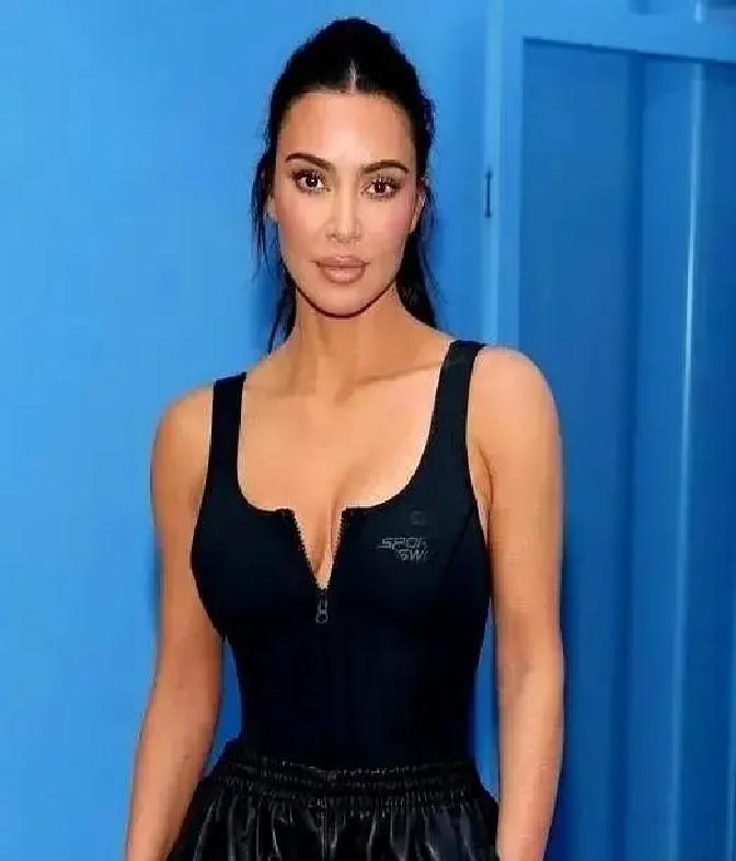 别再盯着NBA顶薪了，那只是谢伊的零花钱。
 
他真正赚钱的场所在会议室。三年前