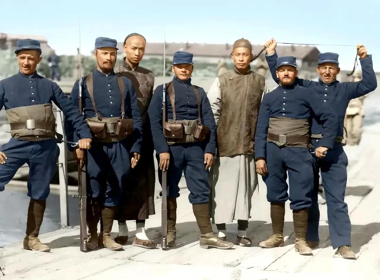 1900年，北京，八国联军和两个“带路党”的一张合影，照片中的他们手持武器，看起