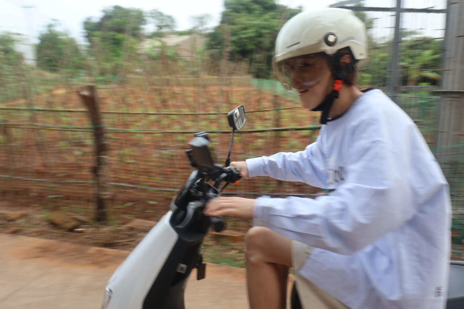 鹿晗骑电动车鹿晗五哈骑电动车上班 捕捉到一只小萌鹿☺️！！ 太帅太可爱了 