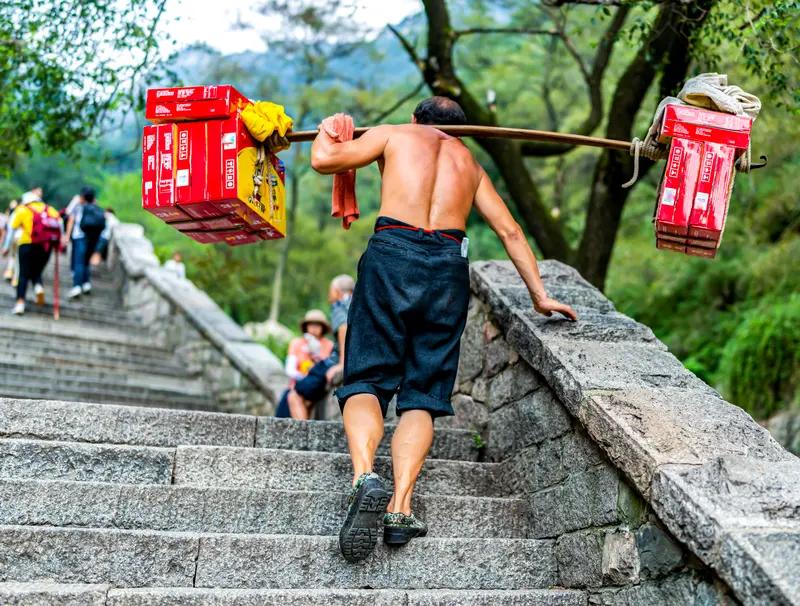 网红景区拒绝无人机换挑山工这事儿，我觉得挺明智。就拿老君山来说，主峰海拔高、山路