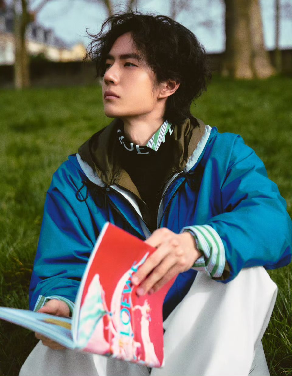 王一博巴黎时装周大片王一博巴黎时装周大片格调拉满，湖光绿意衬得身姿清隽 哥哥太帅