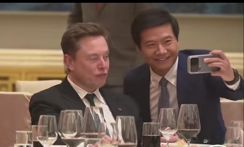 隔着手机屏都也感受到一点尴尬。
看老马的脸，明显有些许不悦之色，估计已被合影了不