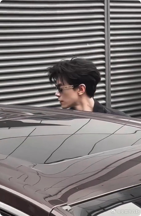 邓凯上车了还在比心邓凯也太会饭撒了吧！上车了都不忘比心，温柔到骨子里你好星期六