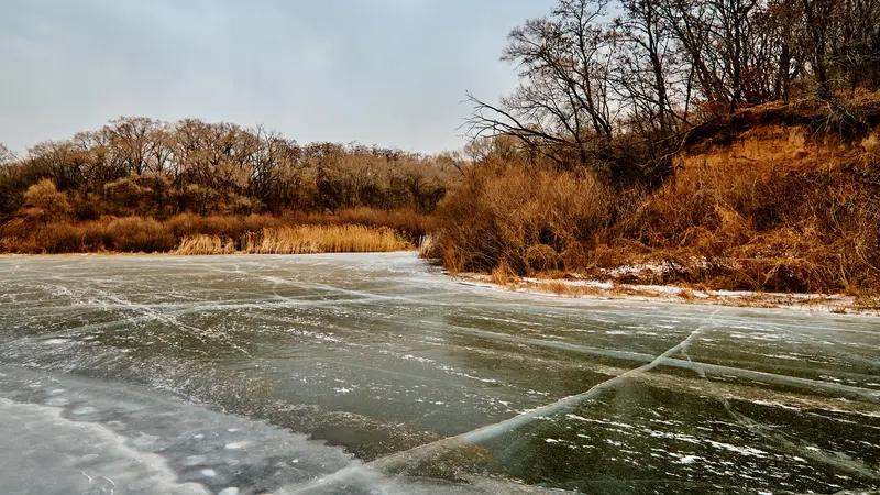 2月1号下午，天津武清一个湖边发生惊险一幕。一家三口在冰上走，孩子突然掉进冰窟窿