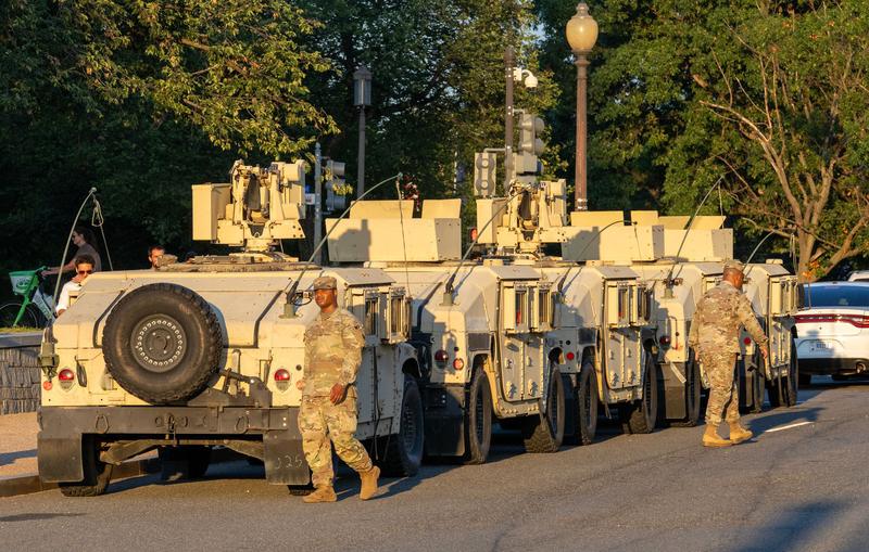 特朗普这波操作挺有意思。当地时间2025年12月31日，他宣布从芝加哥、洛杉矶和