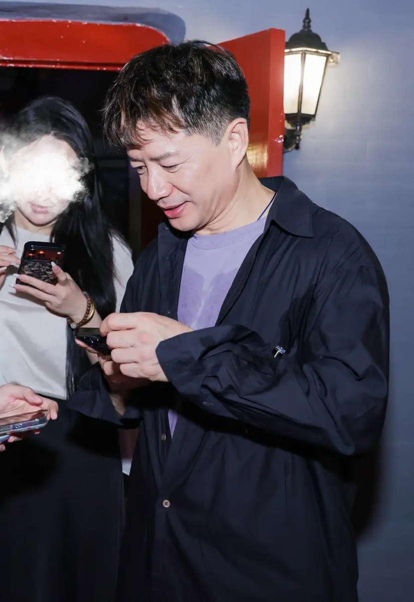 段奕宏脖子戴的贴在肉里的，以前有展示出来过吗好像经常看他这么戴，是求过的类似护身