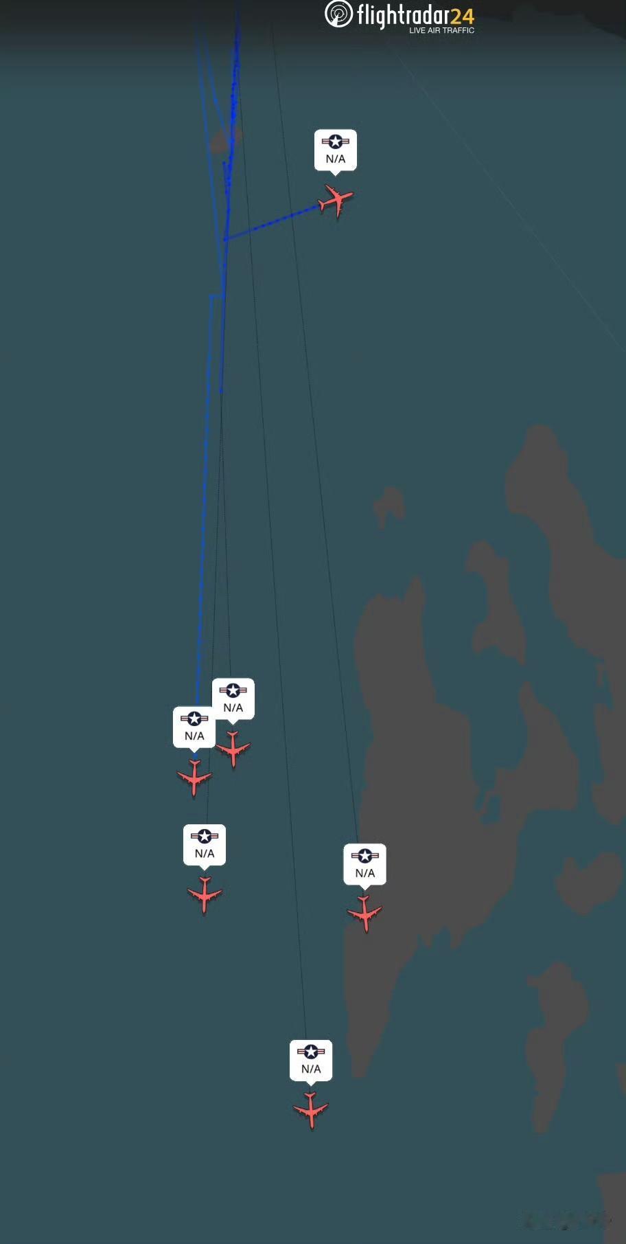现在，六架美国空军 KC-135 空中加油机从卡塔尔的乌代德空军基地起飞，向南飞