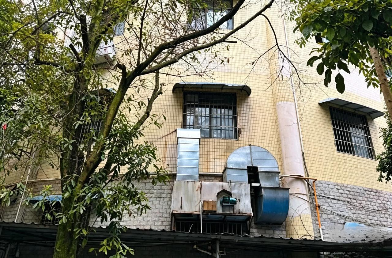 开窗就遇楼下油烟扰民！8月15日新法落地，这些误区一定要分清
 每到晚饭饭点，楼