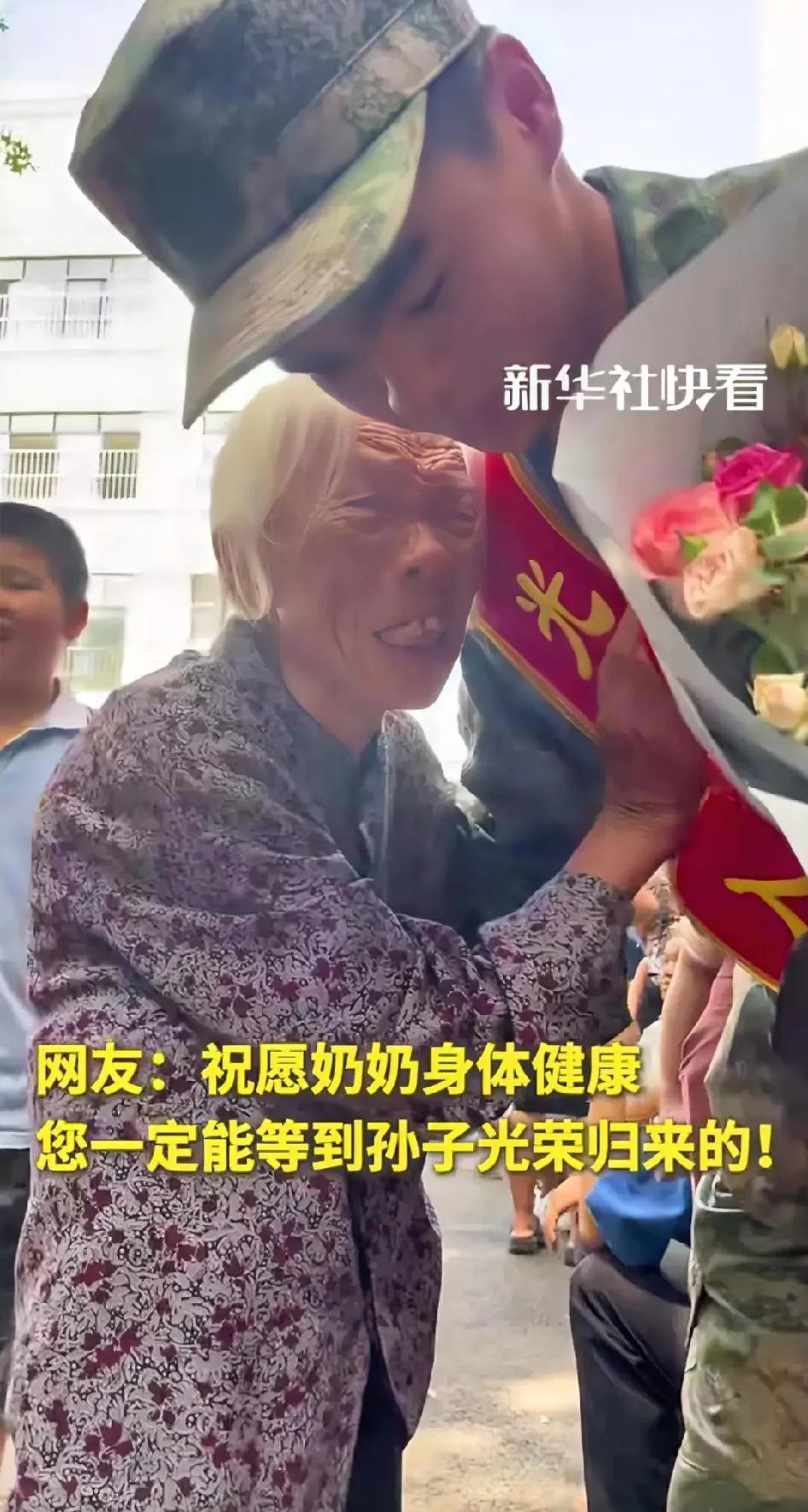 火到人民日报了！广西马山县，一位身着军装胸戴红花的青年即将入伍，95岁的奶奶紧握