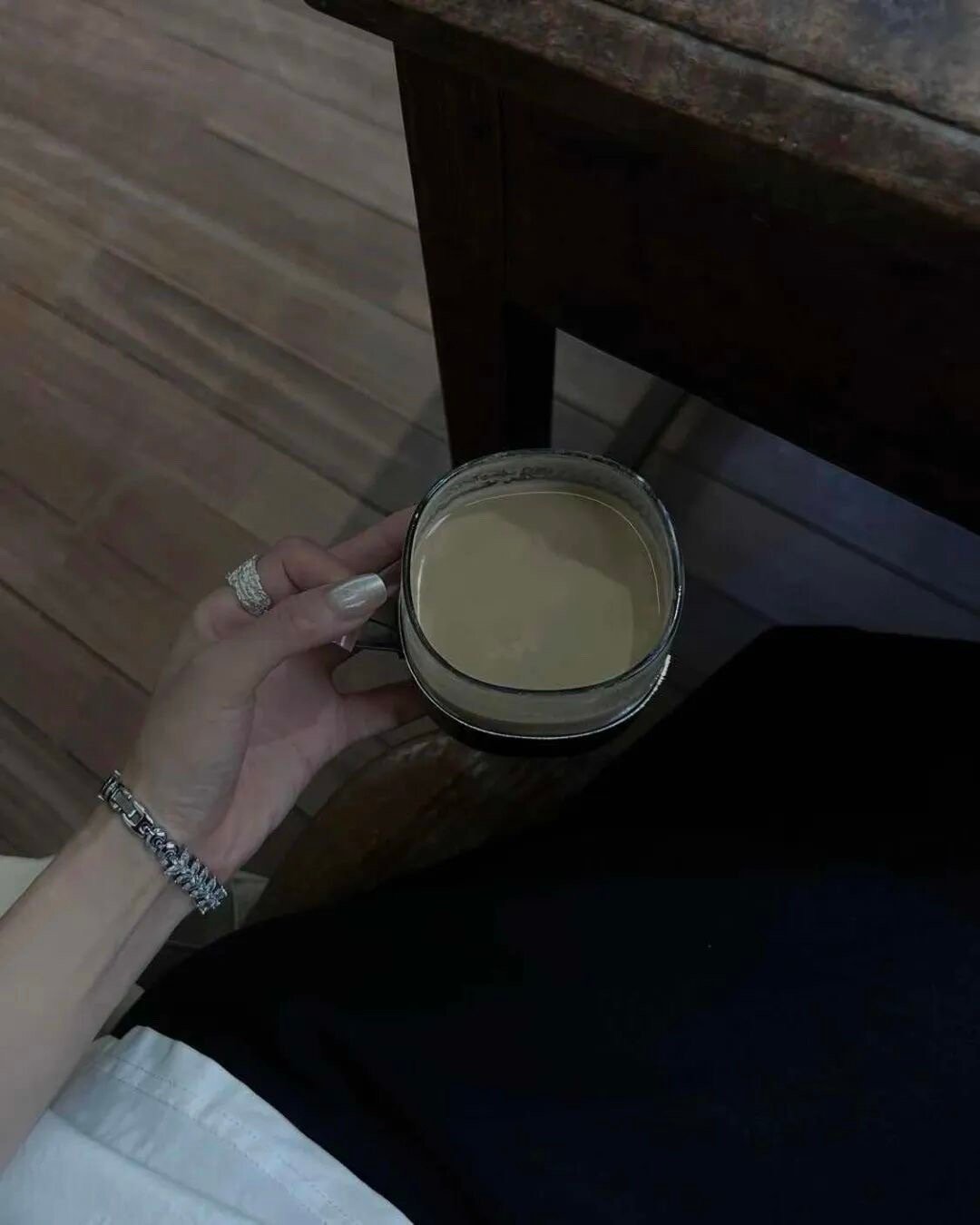 𝘃𝗲𝗿𝗯 💬事来心应，事去心止，时间治愈的，是愿意自渡的人。 ​​​