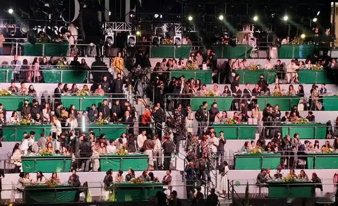 vogue盛典内场布置似乎有点过于简单了，网友：以为到了建筑工地了[允悲] ​​