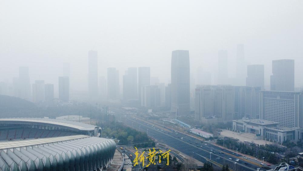 连日来，泉城遭遇持续大雾天气，整座城市笼罩在一片白茫茫的雾气之中。据气象部门监测