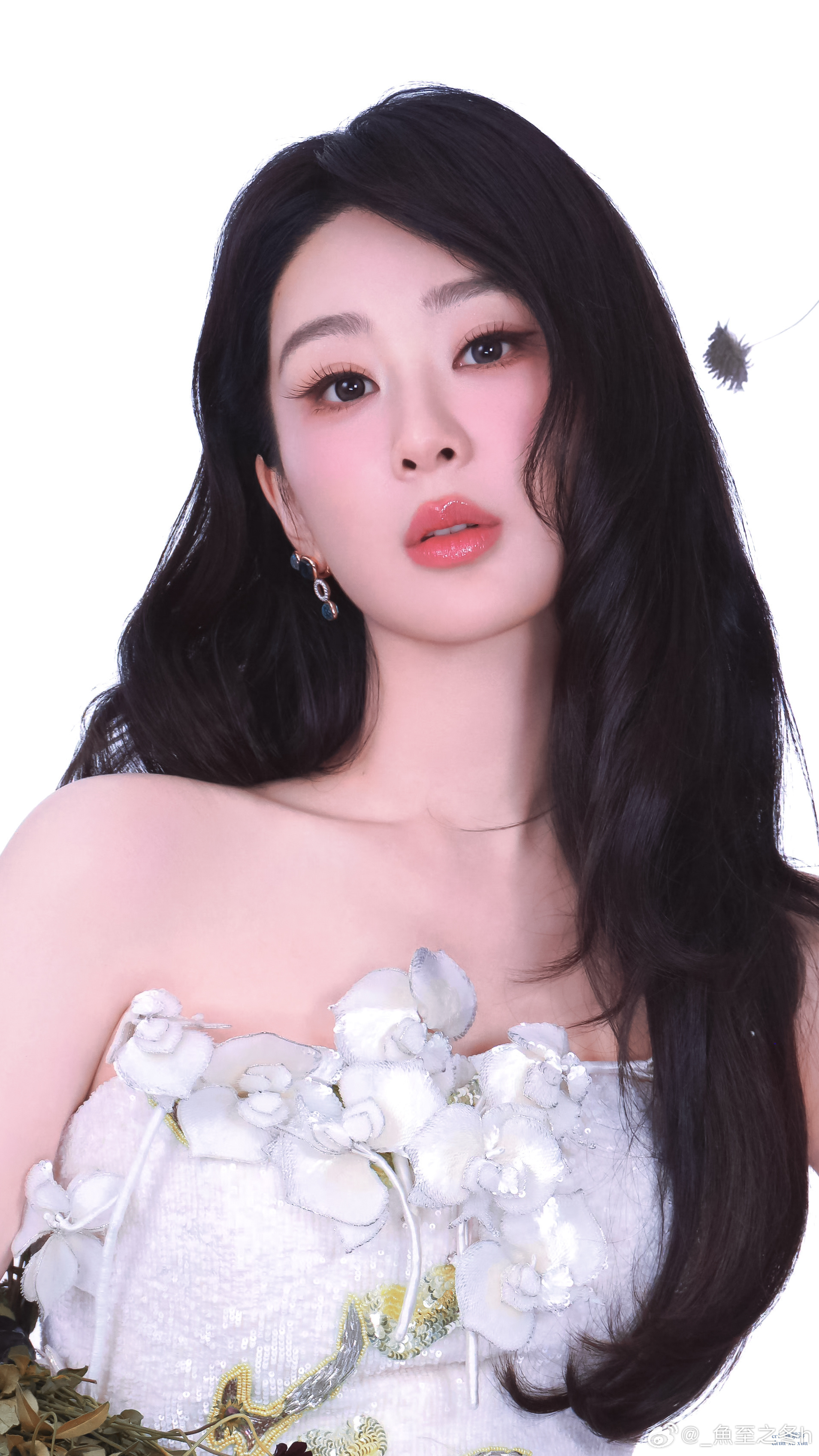 杨紫[超话]杨紫玉兰花开君再来 不是所有花都能在寒冬绽放，而她是那朵迎风盛开的玉
