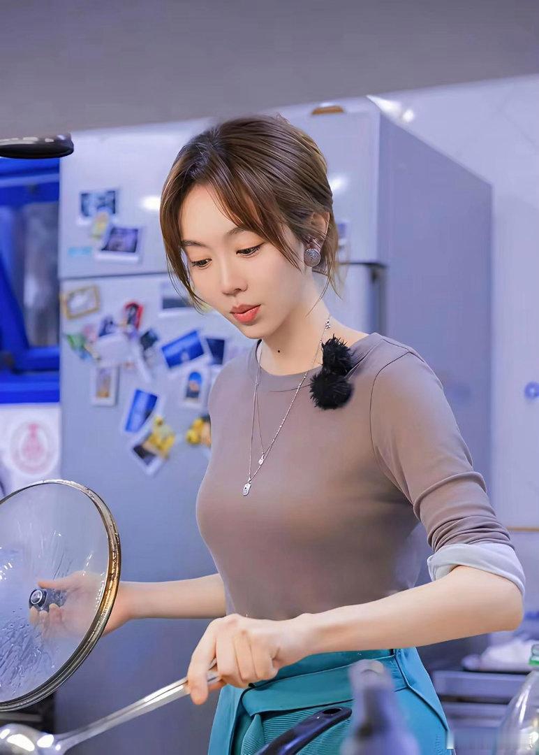 姜妍这款基础打底太懂穿搭了！简约版型质感绝佳，百搭又显瘦，温柔气质直接拉满 