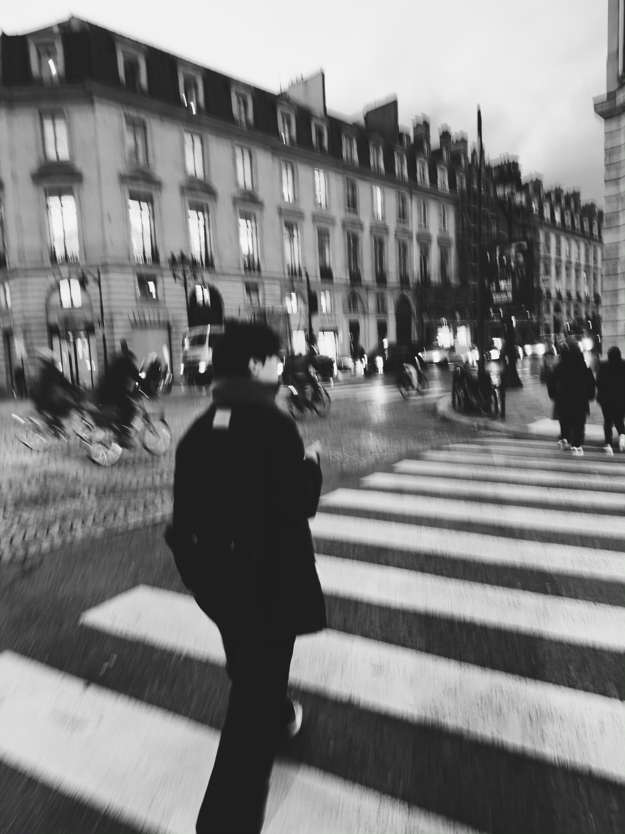 巴黎街头的潮男周翊然，独享一整节车厢