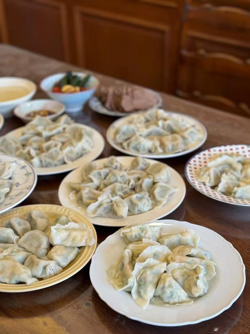 饺子一吃团圆味就有了冬天的幸福是一碗饺子给的 记忆里最深刻的是除夕的饺子，包着硬