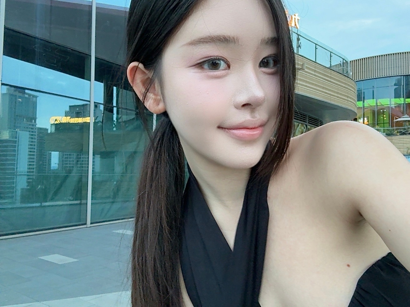 出门用了一脸新品 either唇釉04和2an高光01美的好突出…！ ​​​
