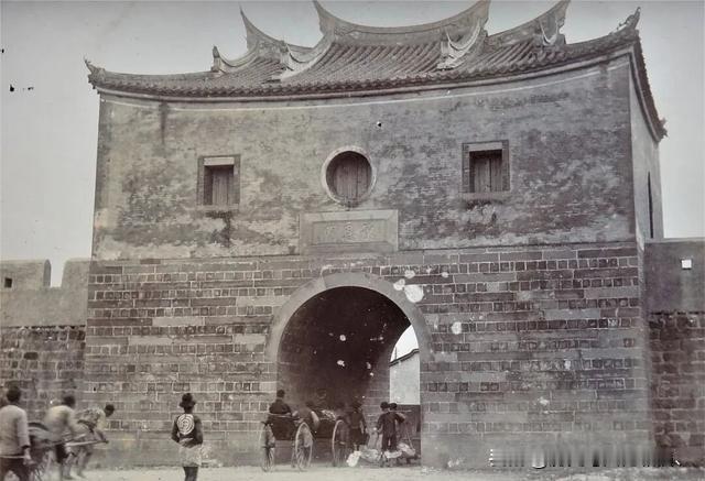 这就是万恶的旧社会：有钱人坐人力车，无钱人拉车谋生，搞物流，开"滴滴"。送货进城