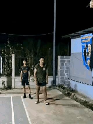 要是让欧美壮汉去踢藤球，场面绝对相当尴尬。
 

这运动禁手，三下必须过网。网高