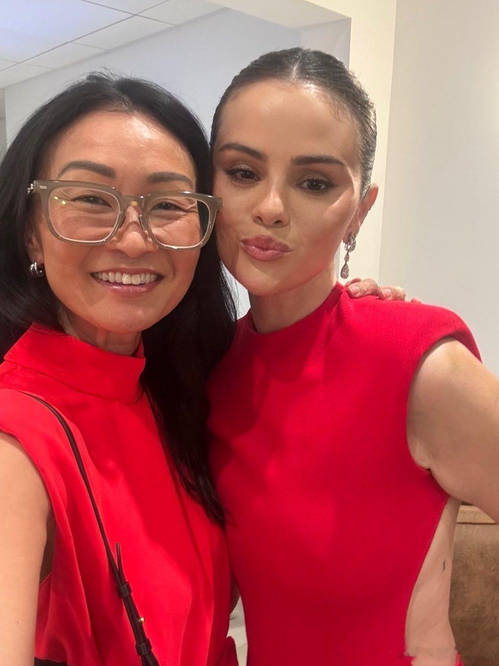 Selena gomez赛琳娜戈麦斯回到了洛杉矶，出席了自家美妆品牌rare b