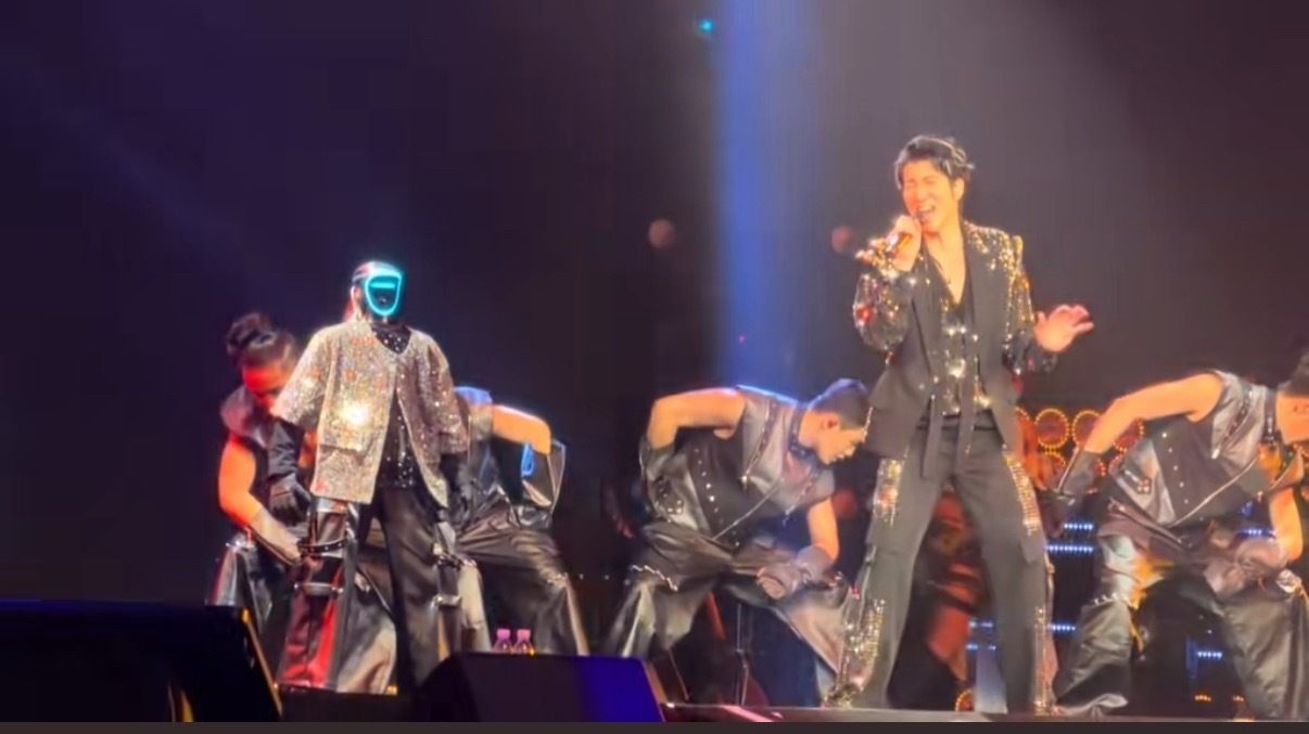 刷到王力宏演唱会的机器人伴舞年初春晚机器人还只会扭秧歌摔跤现在年底已经可以后空翻