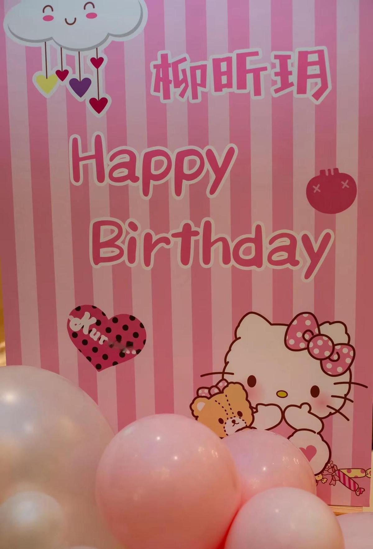 周岁宴不摆谱，抓周不玄乎。
锤子拿得稳，孩子将来不瞎折腾；
印章攥得牢，长大懂分