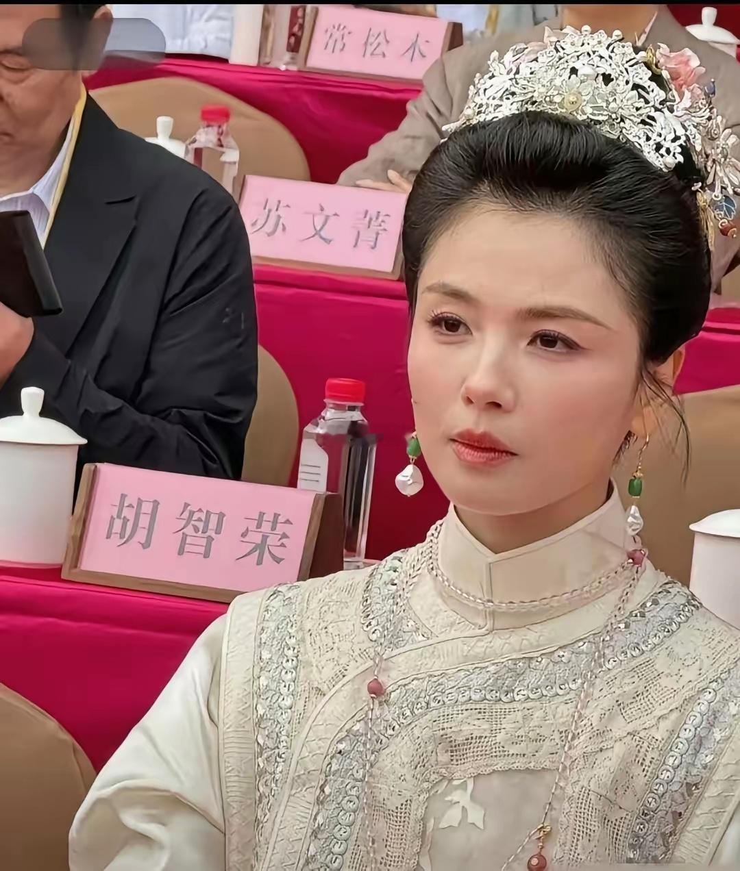 是骗不了人的，我奶奶会看一点面相，我把刘涛的照片给她看，问她：为什么明明她颧骨这