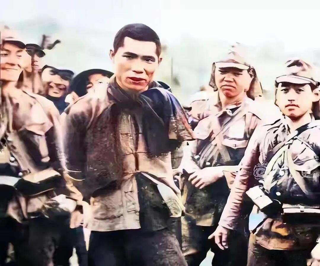 1940年，海南，游击队长高大雄被日军杀害前，留下的最后一张照片，画面中他被一群