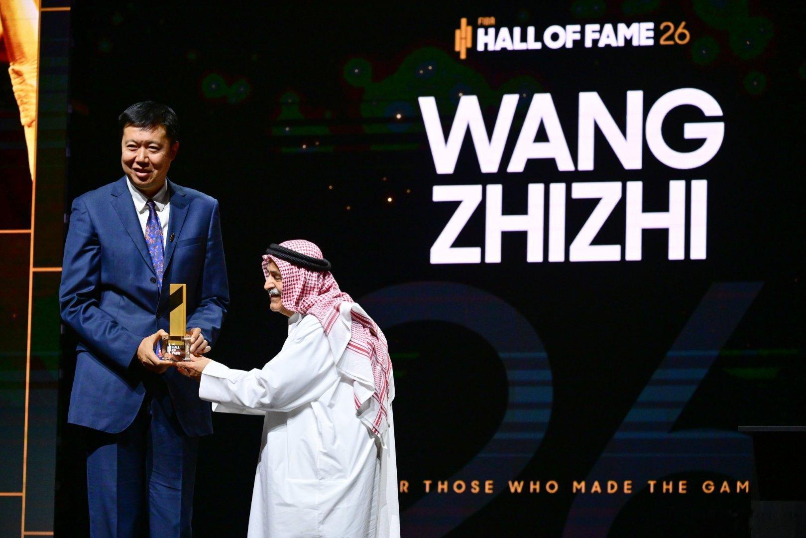 北京时间4月22日，中国篮球传奇人物王治郅正式入选国际篮联名人堂，成为继牟作云、