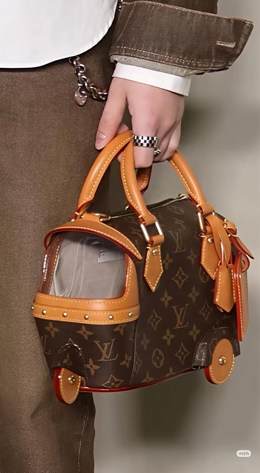 楚钦代言的品牌包包，这个造型看起来很可爱，有人说像三轮车，前面还有挡风玻璃的那种