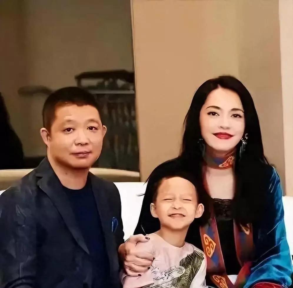 姚晨离婚四个月，她接下来的路可太值得琢磨了。事业上，姚晨一直是实力女演员，之前《