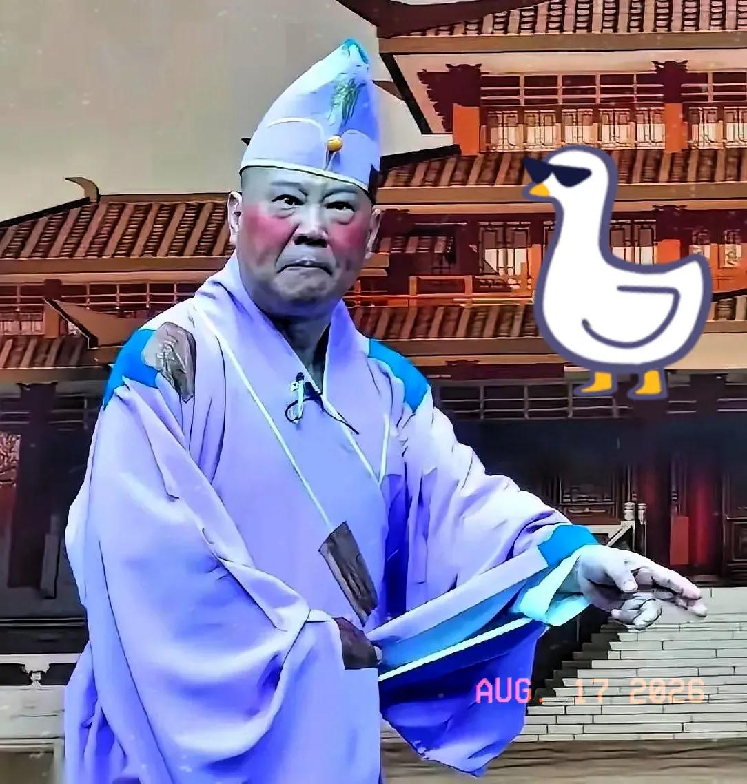 看郭德纲那场演出，真觉得挺玄乎。他刚上台时那股子狂劲，嘴里还拿“举报”当乐子逗闷