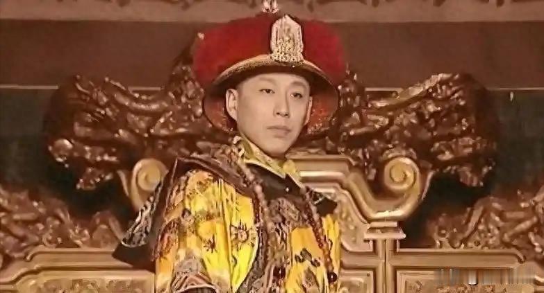 天花刚在宫里死过人，顺治爷躺床上只剩几天，谁当皇帝这事根本没法慢慢挑。
不是挑儿