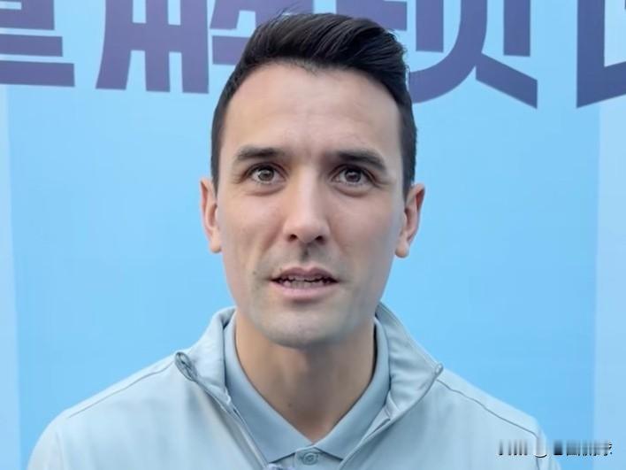 周定洋：深圳新鹏城的雄薪说服了我…1月25日，深圳新鹏城新援周定洋首次亮相球迷活