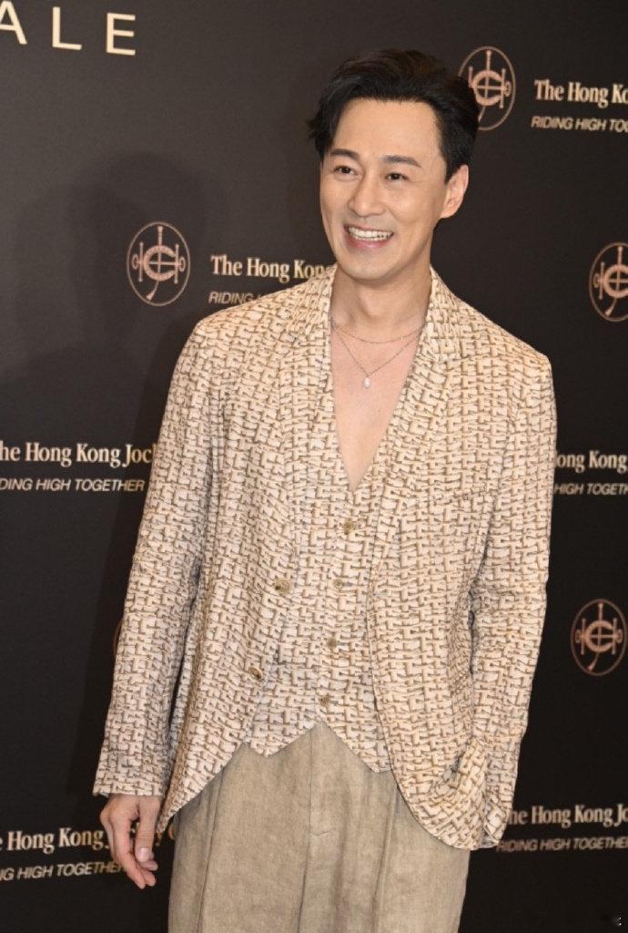 #林峯送女儿读骑术学校##林峯否认老婆是富二代# 近日出席活动，透露三岁女儿很喜