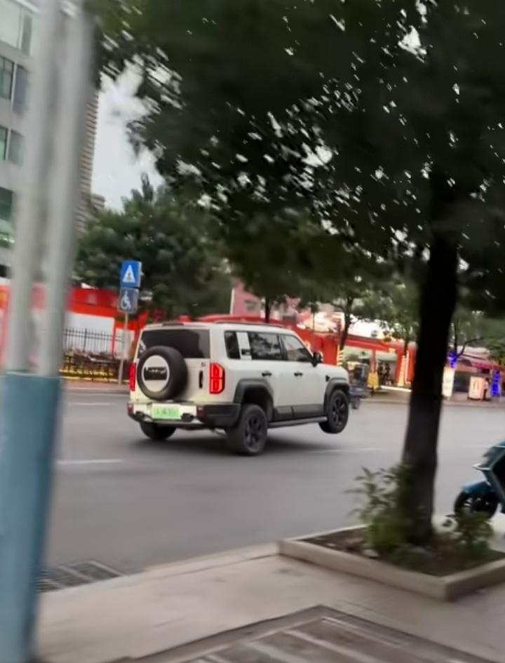 这是什么新技术？三个轮子也能正常行驶？这挺好，省一个车轮子！